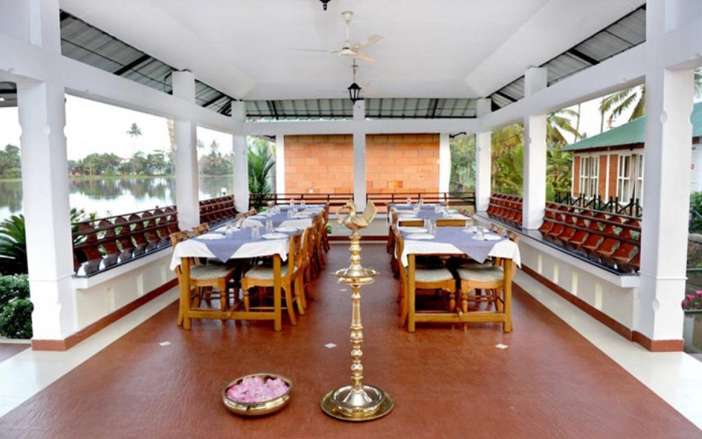 Riverine Resort Alappuzha Exterior photo